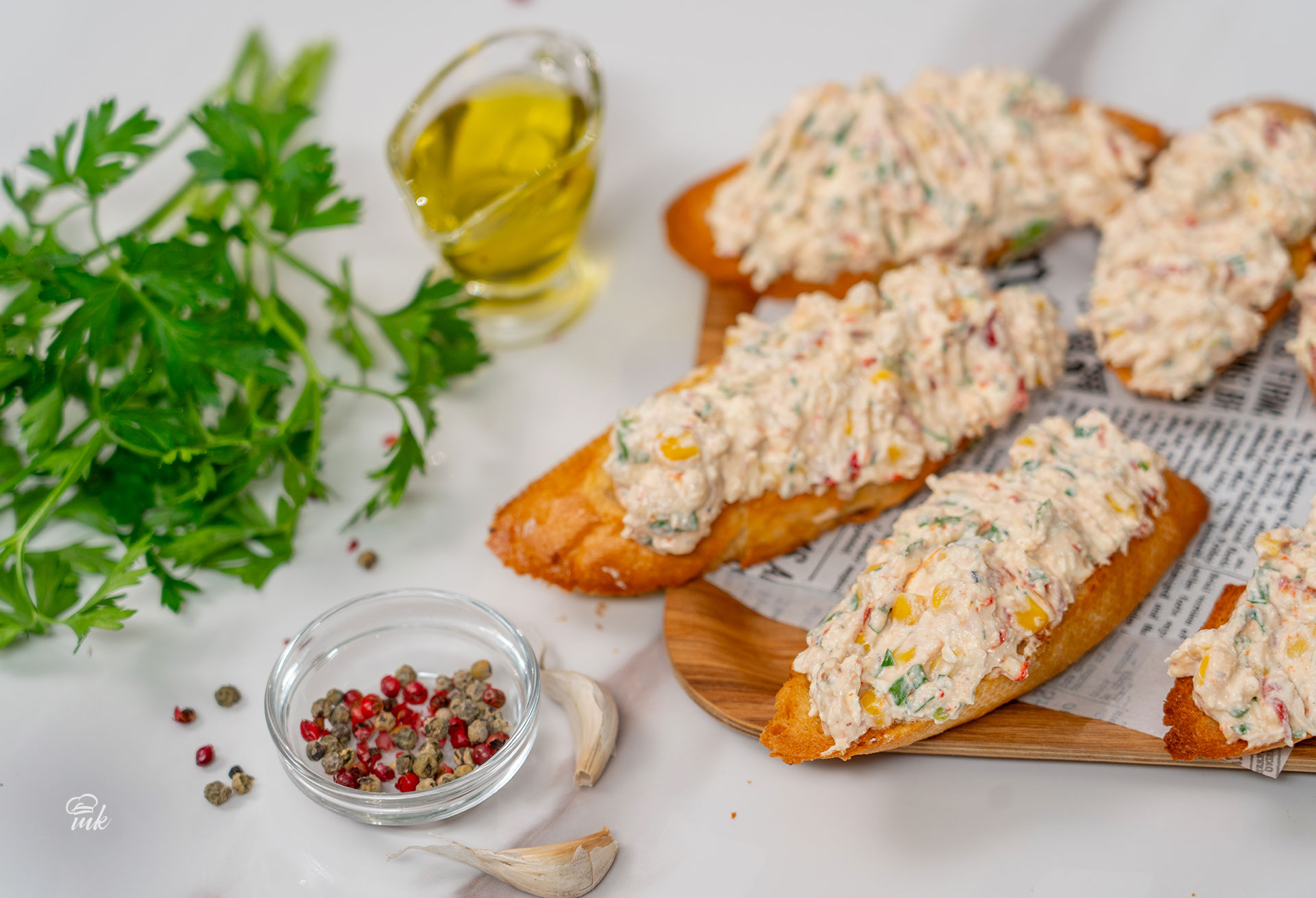 Чеснови хлебчета с разядка от сирене и печени чушки